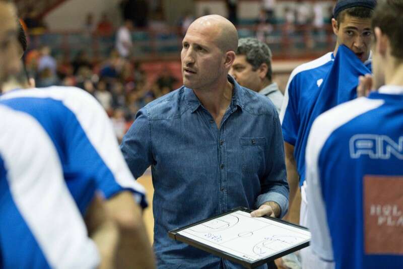 פלג. מחזיק בביקורת קשה כלפי התנהלות המועדונים